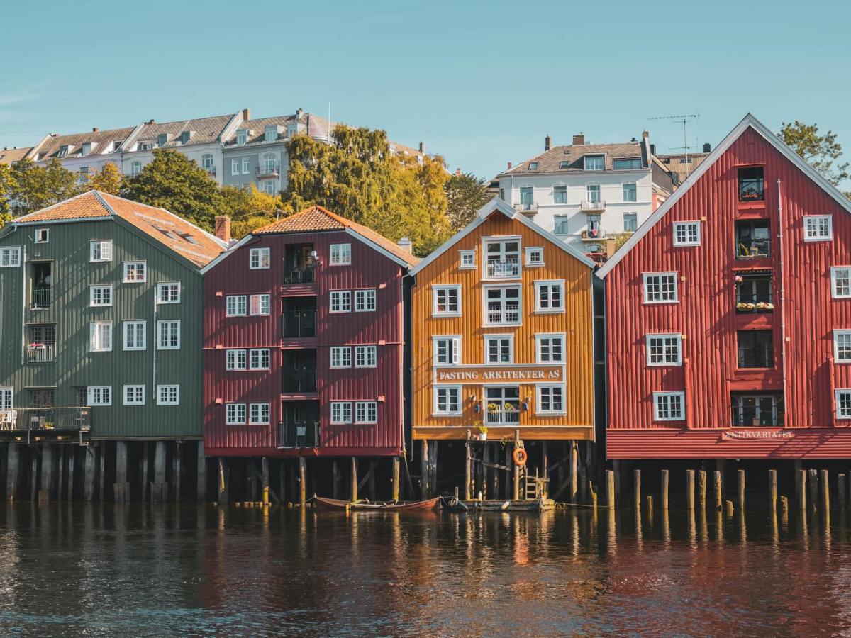 Average house price rises above £300k for first&nbsp;time