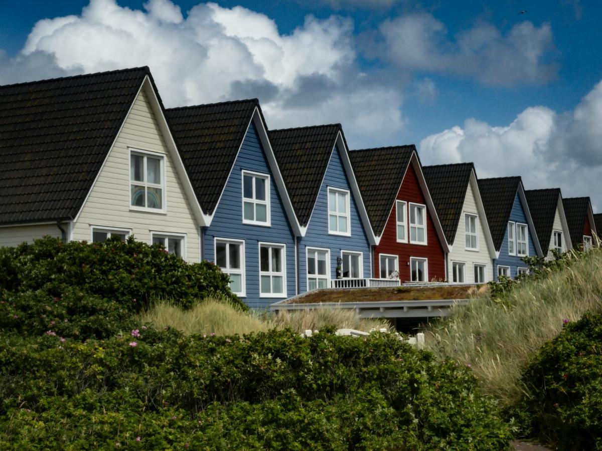 House prices dip in&nbsp;March